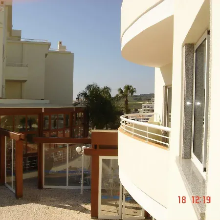 Апартаменты Spacious - Porto De Mos Beach